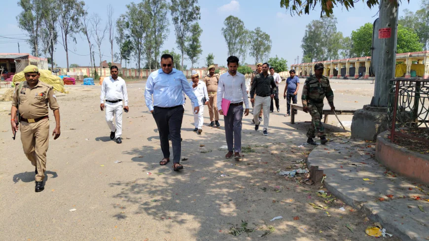 Kasganj news जिलाधिकारी प्रणय सिंह द्वारा कासगंज मंडी परिसर का किया गया औचक निरीक्षण।