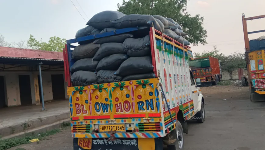 बिना वैध दस्तावेज तंबाकू लदी पिकअप पकड़ी, मंडी विभाग की कार्रवाई