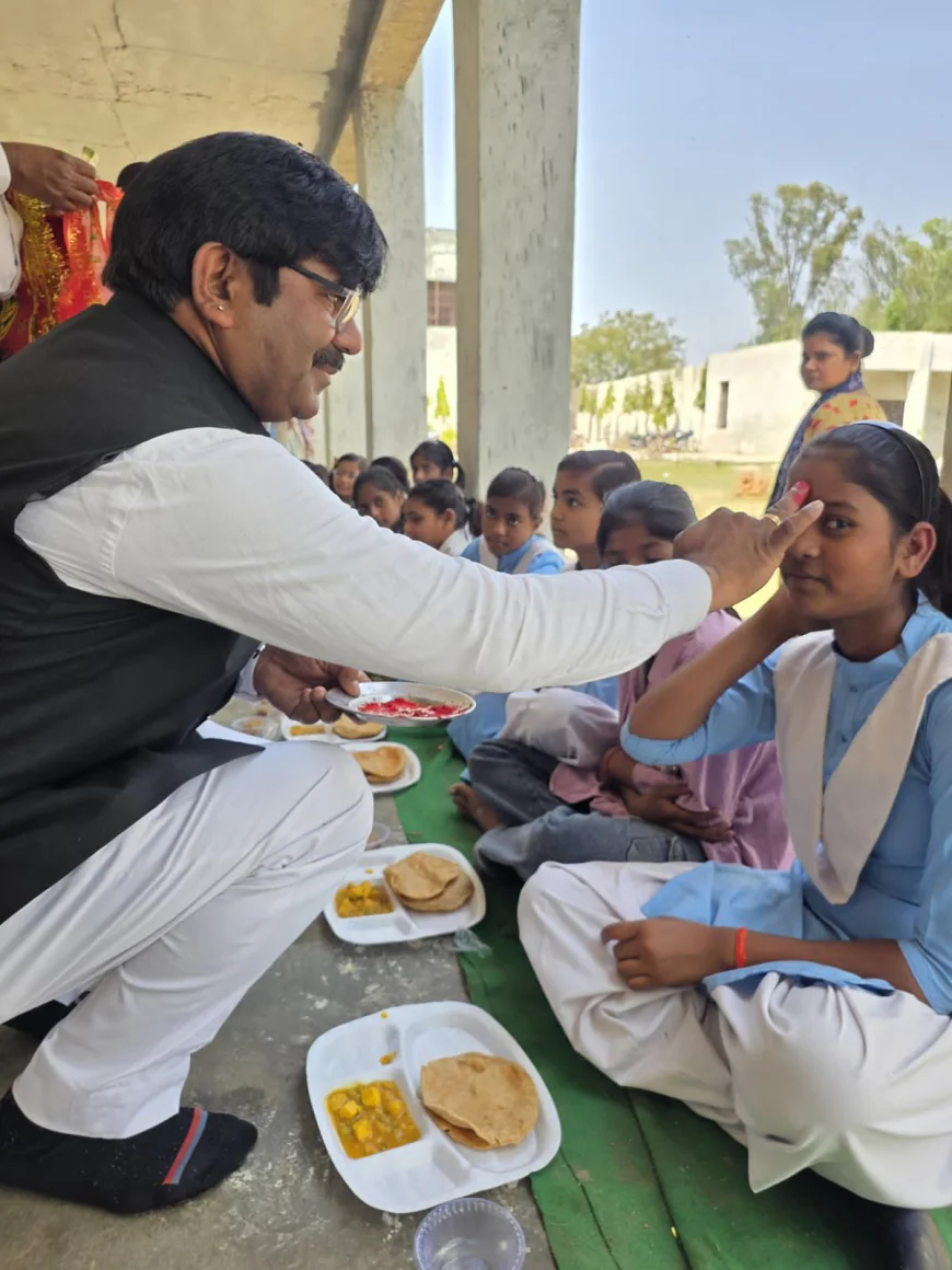 Kasganj news अमाँपुर विधानसभा 101 के समाजसेवी धीरेंद्र तोमर ने 500 से अधिक कन्याओं को कराया भोज