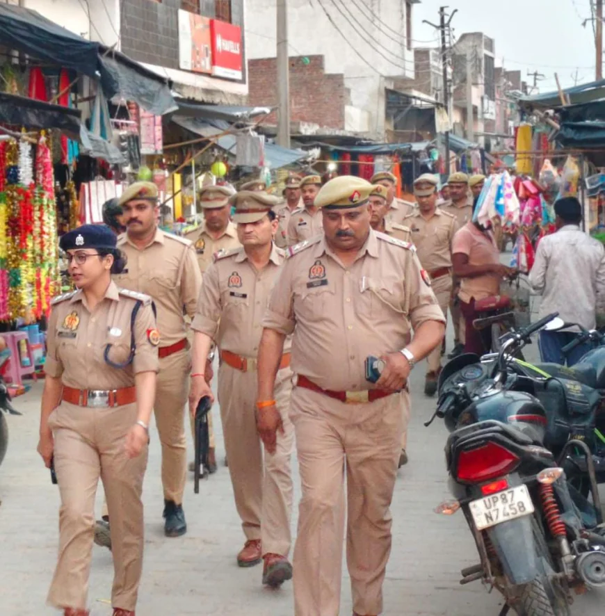 Kasganj news अमांपुर में रामनवमी त्यौहार पर पुलिस ने व्यवस्थाओं के मध्यनजर किया पैदल मार्च,धार्मिक स्थलों पर पुलिस की‌ नजर