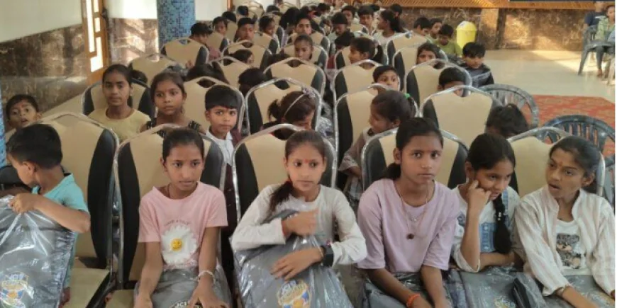 कायमगंज में जेसीज क्लब ने 150 बच्चों को बांटे स्कूल बैग, खिले मासूमों के चेहरे