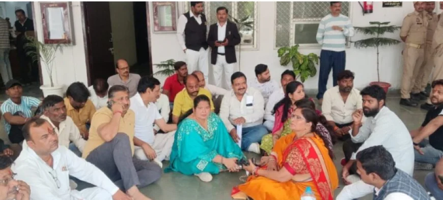 Farrukhabad News : प्राइवेट स्कूलों की मनमानी के खिलाफ फूटा गुस्सा, कलेक्ट्रेट पर धरना