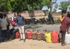 ट्रक चालकों की हड़ताल से कायमगंज में गहराया गैस संकट, घंटों कतारों में खड़े रहे उपभोक्ता