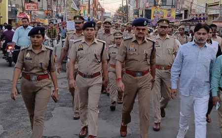 Kasganj news सुरक्षा व्यवस्था के मध्यनजर कासगंज एस पी ने पुलिस बल के साथ किया फ्लैग मार्च