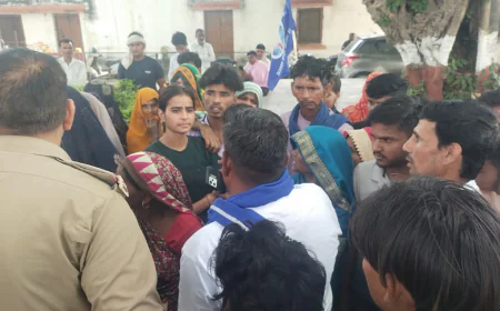 अंबेडकर प्रतिमा को लेकर विवाद, कोतवाली में ग्रामीणों का हंगामा