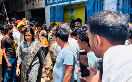 कमालगंज की मधु गैस एजेंसी पर डीएम-एसपी का छापा, लापरवाही पर जताई नाराजगी