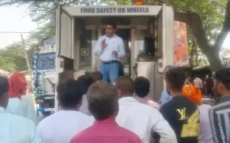 लक्ष्मी नगर में बिजली का खंभा बना हादसे का इंतज़ार, घट सकती है बड़ी घटना