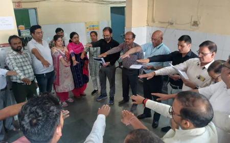 Kasganj news विश्व मलेरिया दिवस के अवसर पर एक गोष्ठी का आयोजन मुख्य चिकित्सा अधिकारी की अध्यक्षता में किया गया।