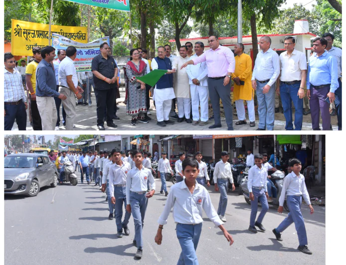 Kasganj news कासगंज समस्त माननीय व जिलाधिकारी द्वारा हरी झण्डी दिखाकर जनपदीय स्कूल चलो अभियान रैली का किया शुभारम्भ
