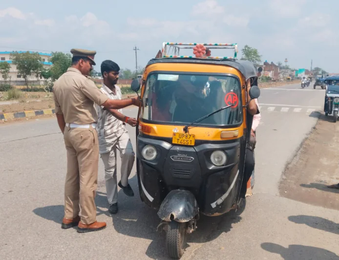 Kasganj news वाहन चैकिंग के दौरान 173 चालान व 04 आटो सीज