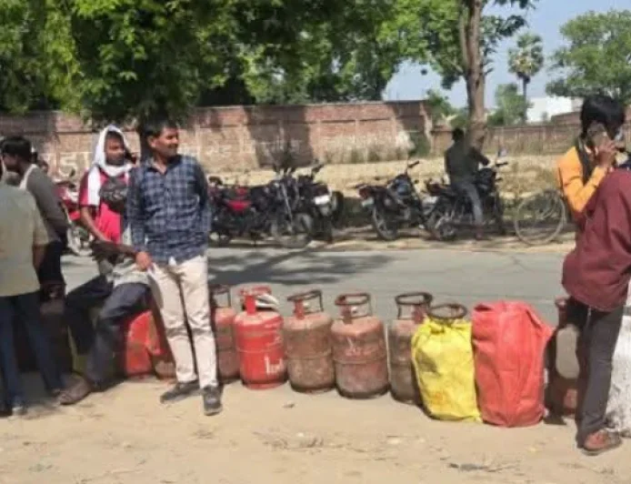 ट्रक चालकों की हड़ताल से कायमगंज में गहराया गैस संकट, घंटों कतारों में खड़े रहे उपभोक्ता