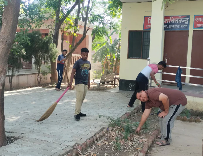 एटा पुलिस का स्वच्छता अभियान: थानों में व्यापक सफाई, स्वस्थ वातावरण पर जोर