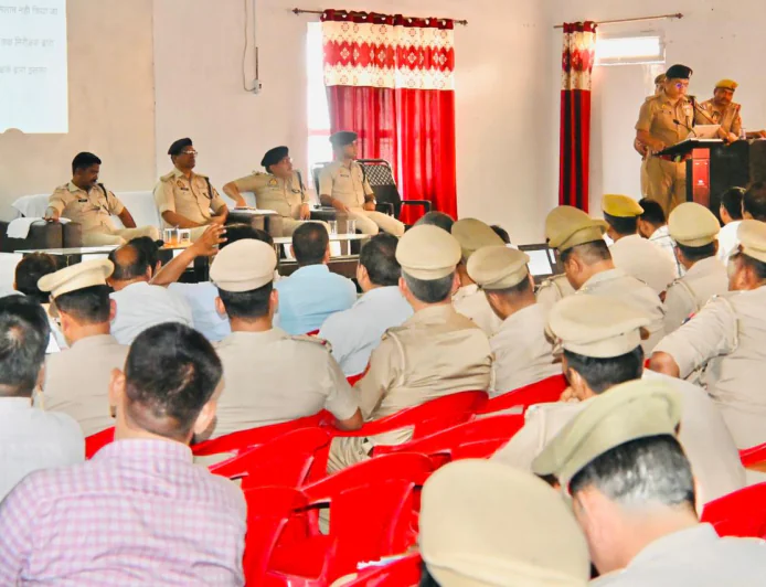 यूपी-112 कर्मियों की बैठक, एएसपी ने दिए सख्त निर्देश