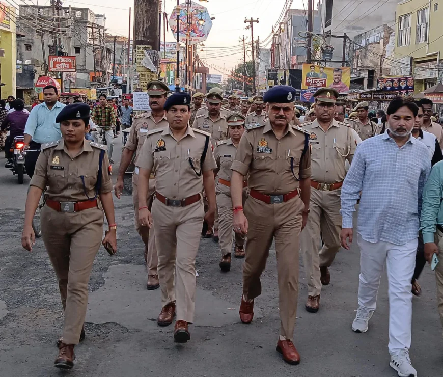 Kasganj news सुरक्षा व्यवस्था के मध्यनजर कासगंज एस पी ने पुलिस बल के साथ किया फ्लैग मार्च
