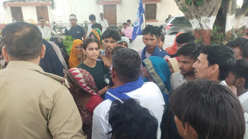 अंबेडकर प्रतिमा को लेकर विवाद, कोतवाली में ग्रामीणों का हंगामा