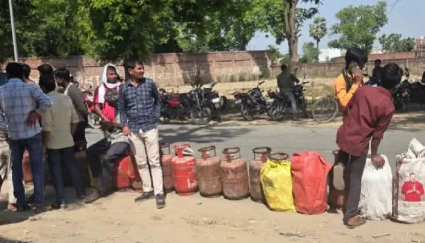 ट्रक चालकों की हड़ताल से कायमगंज में गहराया गैस संकट, घंटों कतारों में खड़े रहे उपभोक्ता
