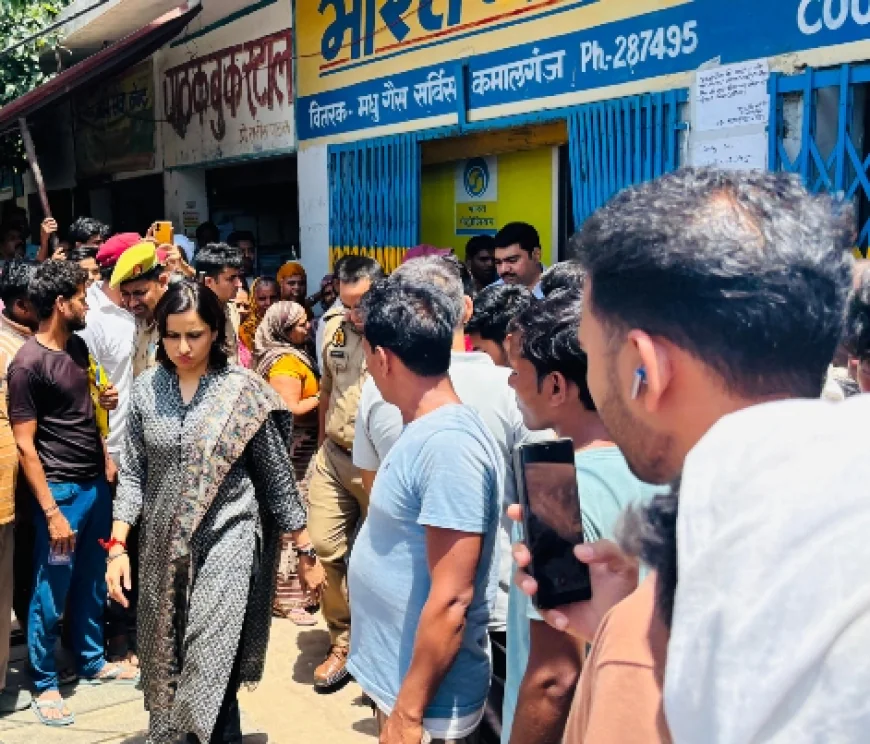 कमालगंज की मधु गैस एजेंसी पर डीएम-एसपी का छापा, लापरवाही पर जताई नाराजगी