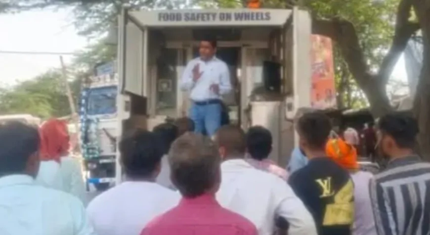 लक्ष्मी नगर में बिजली का खंभा बना हादसे का इंतज़ार, घट सकती है बड़ी घटना