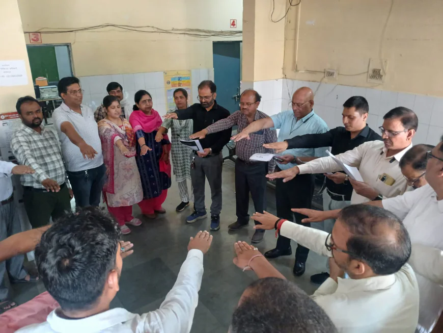 Kasganj news विश्व मलेरिया दिवस के अवसर पर एक गोष्ठी का आयोजन मुख्य चिकित्सा अधिकारी की अध्यक्षता में किया गया।