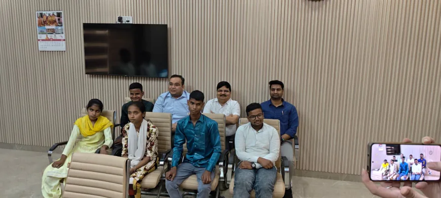 Kasganj news समावेशी शिक्षा के तहत दिव्यांग छात्रों का सम्मान, जिलाधिकारी ने किया उत्साहवर्धन