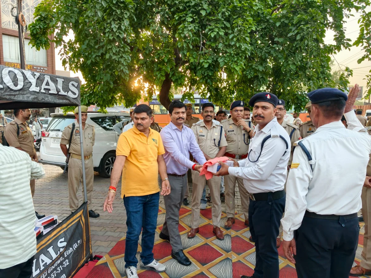 भीषण गर्मी में ट्रैफिक कर्मियों को डीएम-एसएसपी ने वितरित कीं थर्मोस्टेट बोतलें व तौलिये