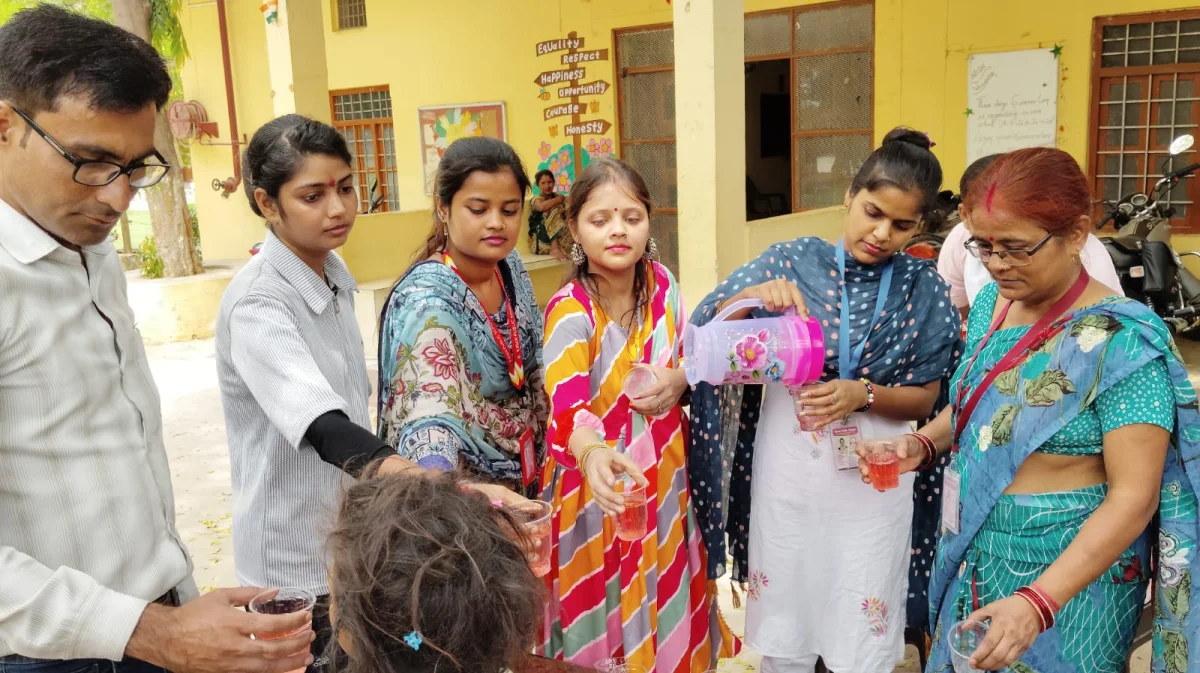 गंगा दशहरा पर  किरन पब्लिक स्कूल परिवार ने मजदूरों और बच्चों को पिलाया शीतल शरबत