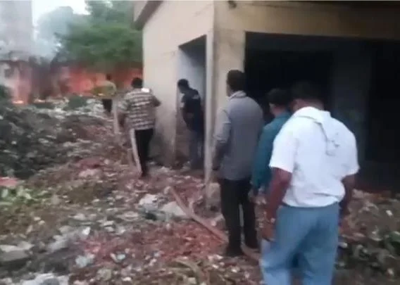 कायमगंज नवीन कृषि मंडी का बहुत बुरा हाल, कूड़े के ढेर मे फिर लगी आग