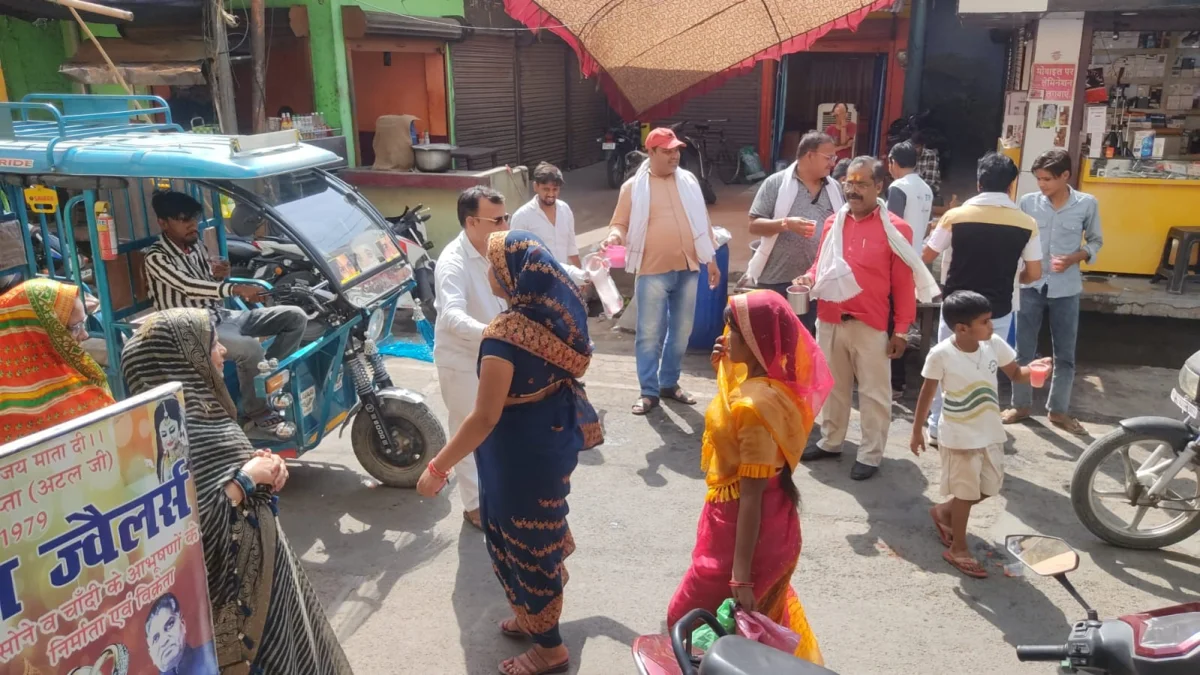 चिलचिलाती धूप में व्यापार संगठन ने बांटा शरबत, राहगीरों ने दी दुआएं