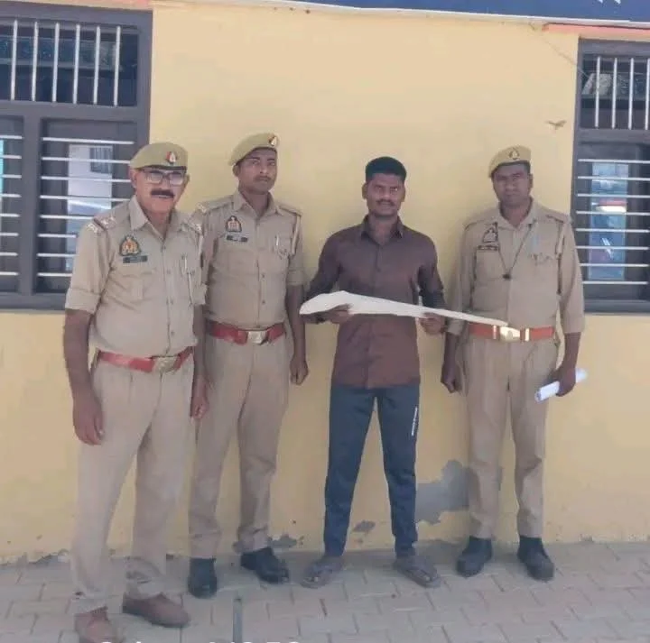 फतेहगढ़ में कम्पिल पुलिस की बड़ी कार्रवाई: अवैध असलहा व कारतूस समेत शातिर अपराधी गिरफ्तार