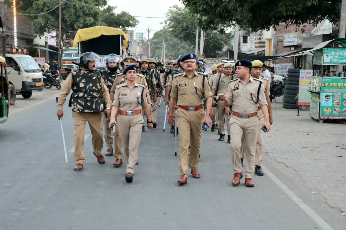 बकरीद पर शांति व्यवस्था के मध्य नजर रखते हुए एस पी कासगंज ने पुलिस बल के साथ किया अमाँपुर कस्बे मे फ्लैग मार्च 
