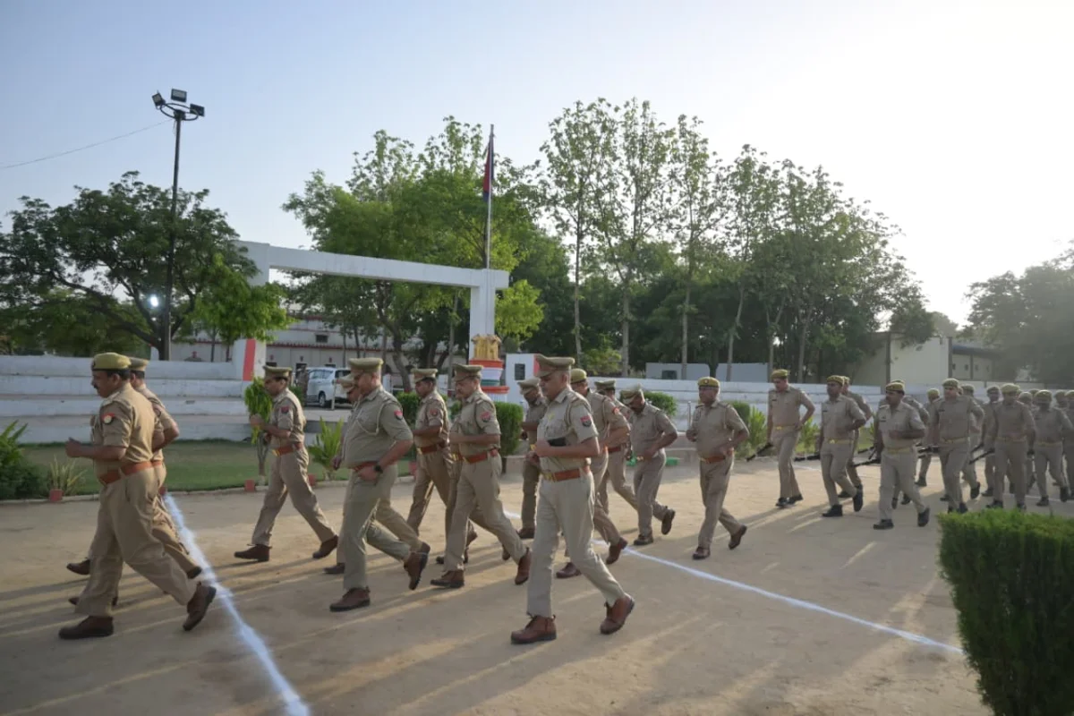 पुलिस लाइन में वरिष्ठ पुलिस अधीक्षक डॉ. इलामारन ने लिया शुक्रवार परेड का निरीक्षण