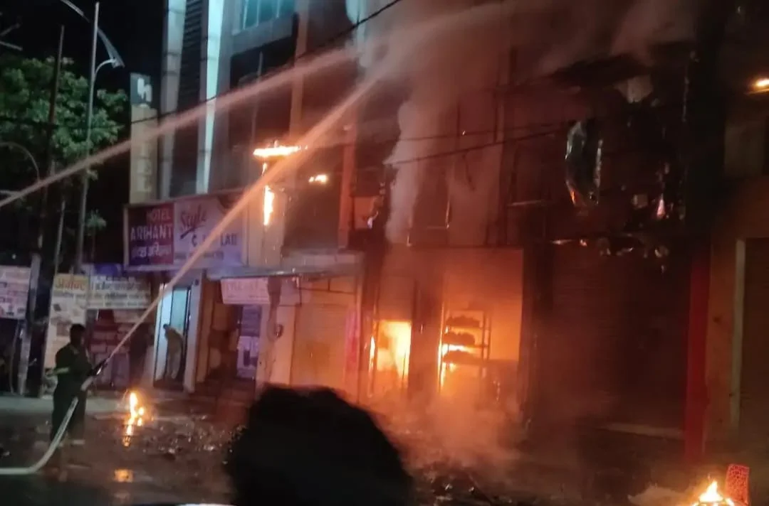 मैनपुरी: बस स्टैंड के पास बैटरी शोरूम में लगी भीषण आग, लाखों का सामान जलकर खाक