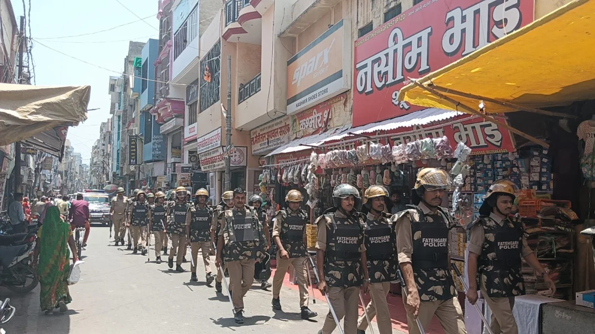 बकरीद से पहले फतेहगढ़ पुलिस अलर्ट मोड में, सड़कों पर उतरे अफसर
