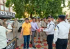 भीषण गर्मी में ट्रैफिक कर्मियों को डीएम-एसएसपी ने वितरित कीं थर्मोस्टेट बोतलें व तौलिये