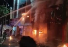 मैनपुरी: बस स्टैंड के पास बैटरी शोरूम में लगी भीषण आग, लाखों का सामान जलकर खाक