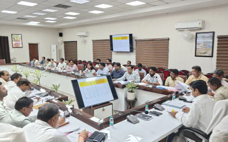 जिला स्वास्थ्य सेवाओं को सुदृढ़ बनाने हेतु डीएम ने दिए कड़े निर्देश