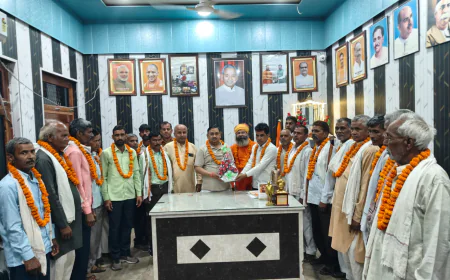 Kasganj news बसपा छोड़कर भाजपा की सदस्यता ग्रहण की, विधायक ने पट्टिका  पहनाकर किया स्वागत
