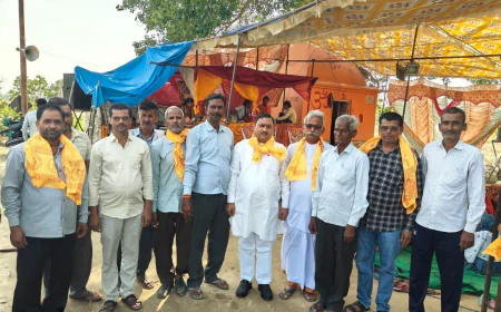 Kasganj news कथा का शुभारंभ क्षेत्रीय विधायक हरिओम वर्मा ने ठाकुर जी के समक्ष दीप प्रज्वलित कर एवं फीता काटकर किया।