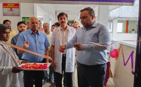 Kasganj news जिलाधिकारी प्रणय सिंह ने फीता काटकर किया रक्तदान शिविर का शुभारंभ