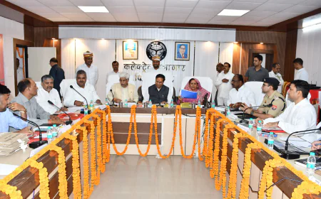 कलेक्ट्रेट सभागार में उत्तर प्रदेश विधान परिषद की समिति ने विकास योजनाओं एवं लंबित याचिकाओं की प्रगति पर की समीक्षा