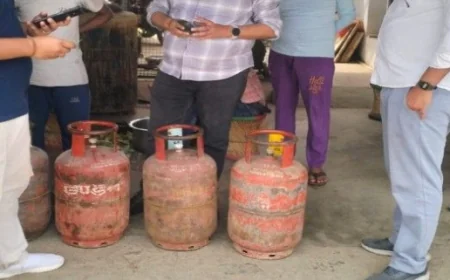 गैस माफियाओं, समोसा और मिठाई की दुकानों पर छापा, 8 घरेलू सिलेंडर जब्त