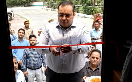 Kasganj news डीएम ने फीता काटकर विज्ञान बस का किया शुभारंभ, हरी झंडी दिखाकर बस को किया रवाना