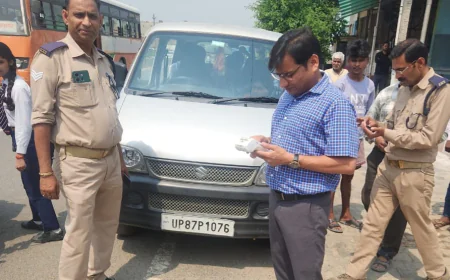 Kasganj news कासगंज में स्कूली वाहनों पर सख्ती, 7 का चालान, 3 वाहन सीज।