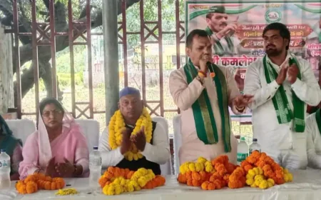 किसानों ने घेरा कलेक्ट्रेट, जन प्रतिनिधियों की संपत्ति जांच और पेंशन बंद करने की मांग