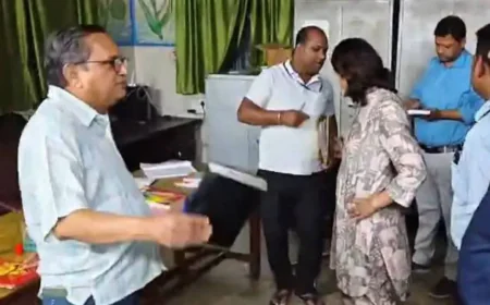 आधी रात लोहिया अस्पताल पहुंची डीएम, अव्यवस्थाओं पर जताई नाराजगी, प्रभारी CMS को चेतावनी