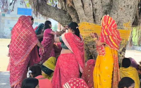 मैनपुरी में अखंड सौभाग्य के पर्व वट सावित्री की धूम, उमड़ा श्रद्धा का सैलाब