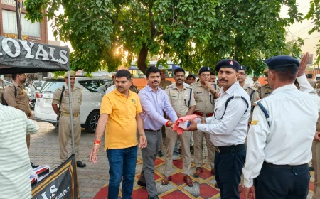 भीषण गर्मी में ट्रैफिक कर्मियों को डीएम-एसएसपी ने वितरित कीं थर्मोस्टेट बोतलें व तौलिये