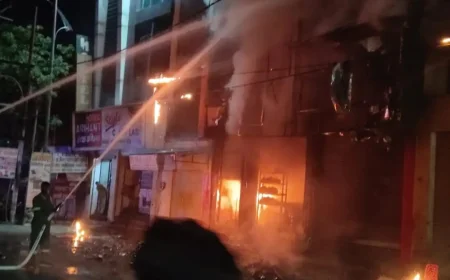 मैनपुरी: बस स्टैंड के पास बैटरी शोरूम में लगी भीषण आग, लाखों का सामान जलकर खाक