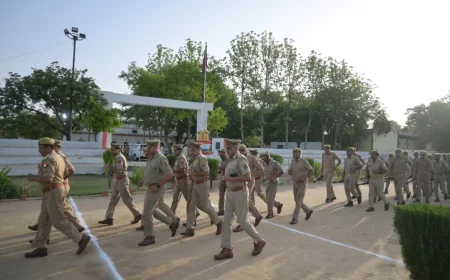 पुलिस लाइन में वरिष्ठ पुलिस अधीक्षक डॉ. इलामारन ने लिया शुक्रवार परेड का निरीक्षण