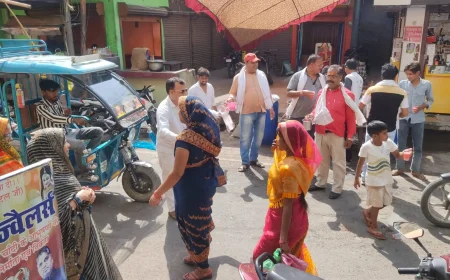 चिलचिलाती धूप में व्यापार संगठन ने बांटा शरबत, राहगीरों ने दी दुआएं